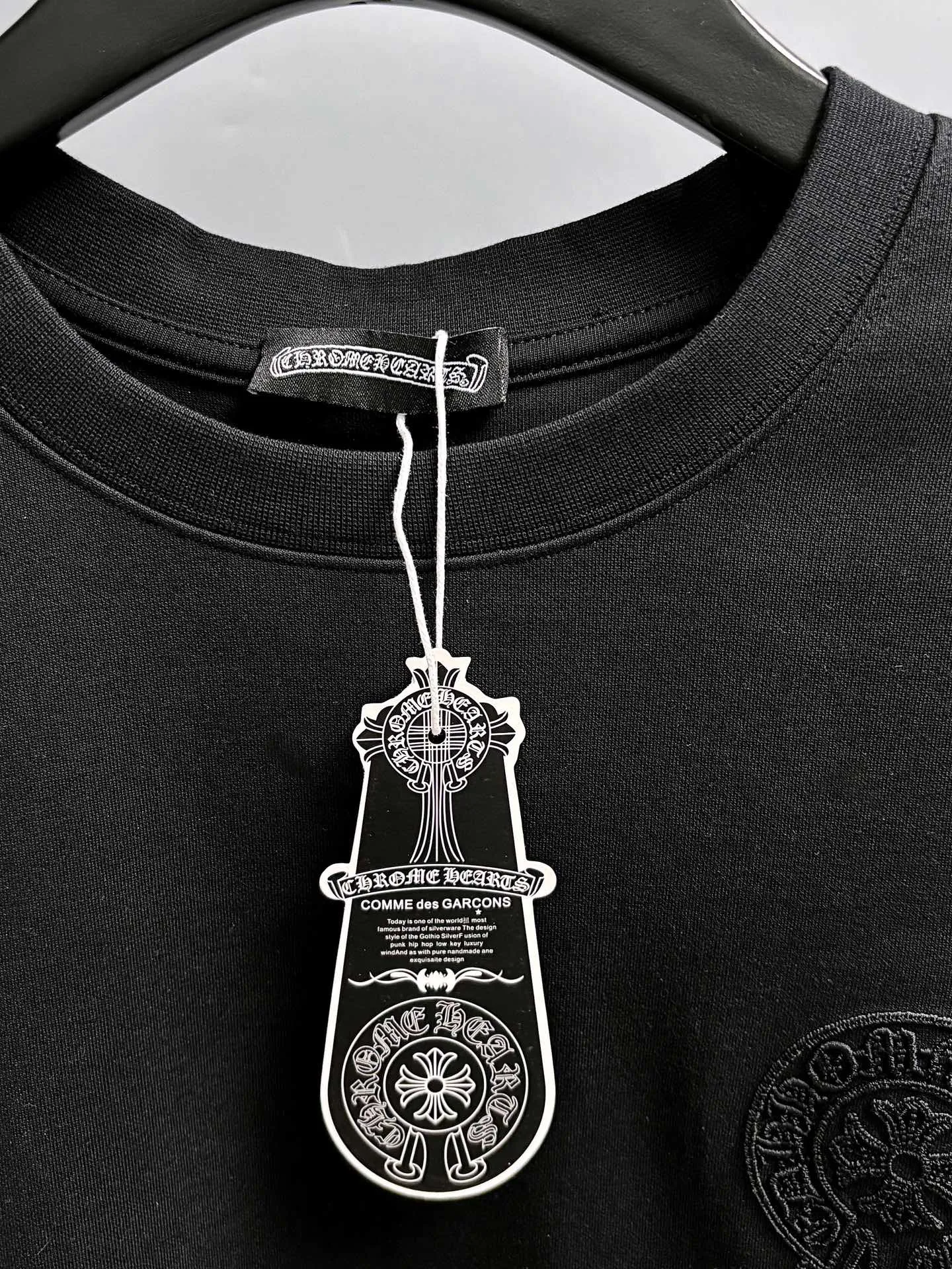P190 Chrome Hearts* 2꯭0꯭2꯭5 new autumn and winter style ❤️ Original ⌚️ high version Chrome Hearts The fabric is made of 320g high-density modal long-staple cotton. It does not deform or shrink. Process introduction: double thread movement. Chest. The back panel uses overlapping embroidery🪡 process➕the back panel towel rope embroidery process. Color: black SIZE: M-3XL